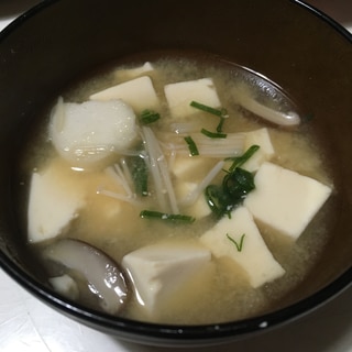 里芋と豆腐のきのこ味噌汁